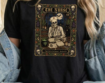 Het T-shirt met de Tarotkaart van de Verpleegster, T-shirt met een skeletverpleegster, Gothic verpleegster cadeau, T-shirt voor de nachtdienst, Dark Academia verpleegster, Comfort Colors T-shirt
