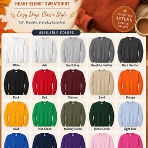 Op de afbeelding: Een Gildan 18000 Heavy Blend sweatshirt in roestoranje, weergegeven naast een kleurenkaart met twintig verschillende effen kleuropties, waaronder wit, as, grijs, zwart, rood, bordeaux, zand, oranje, goud, groen, blauw en roze, met tekst.