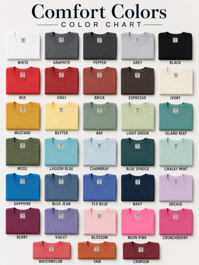 Op de afbeelding: Een Comfort Colors kleurenkaart met twee&euml;ndertig gevouwen t-shirts in diverse tinten, waaronder wit, grafiet, pepper, grijs, zwart, rood, chili, brick, espresso, ivoor, mosterd, boter, bay, lichtgroen, island reef, mos, lagoon blue, chambray, blue spruce, chalky mint, saffier, blue jean, flo blue, marineblauw, orchidee, bes, violet, blossom, neonroze, crunchberry, watermeloen, yam en karmozijnrood.