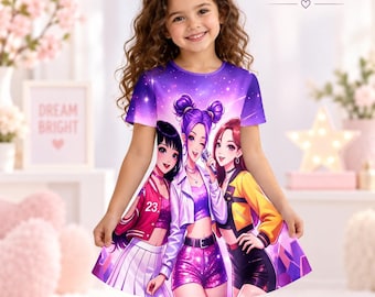 Può includere: Un vestito a maniche corte con uno sfondo viola a tema galassia e una stampa grafica di tre personaggi in stile anime. I personaggi indossano giacche e pantaloncini colorati, uno tiene in mano un microfono, su un cielo stellato.