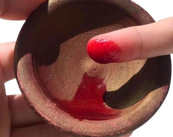 Authentique Aker Fassi marocain – Teinte naturelle artisanale pour les lèvres et les joues, conditionnée dans un pot en argile traditionnel.