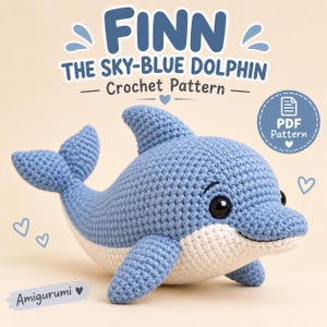 Op de afbeelding: Een hemelsblauwe en crèmekleurige gehaakte amigurumi dolfijn met zwarte veiligheidsogen. De tekst luidt FINN THE SKY-BLUE DOLPHIN Crochet Pattern, PDF Pattern en Amigurumi. Het ontwerp heeft een rugvin, borstvinnen en een staartvin.