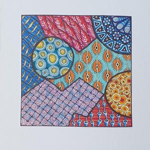 Peut inclure: Un dessin carr&eacute; pr&eacute;sentant un collage de motifs complexes aux couleurs vives, notamment bleu, rouge, orange, violet et jaune. Le design se compose de formes g&eacute;om&eacute;triques, de motifs circulaires, d'&eacute;l&eacute;ments floraux et de lignes textur&eacute;es.