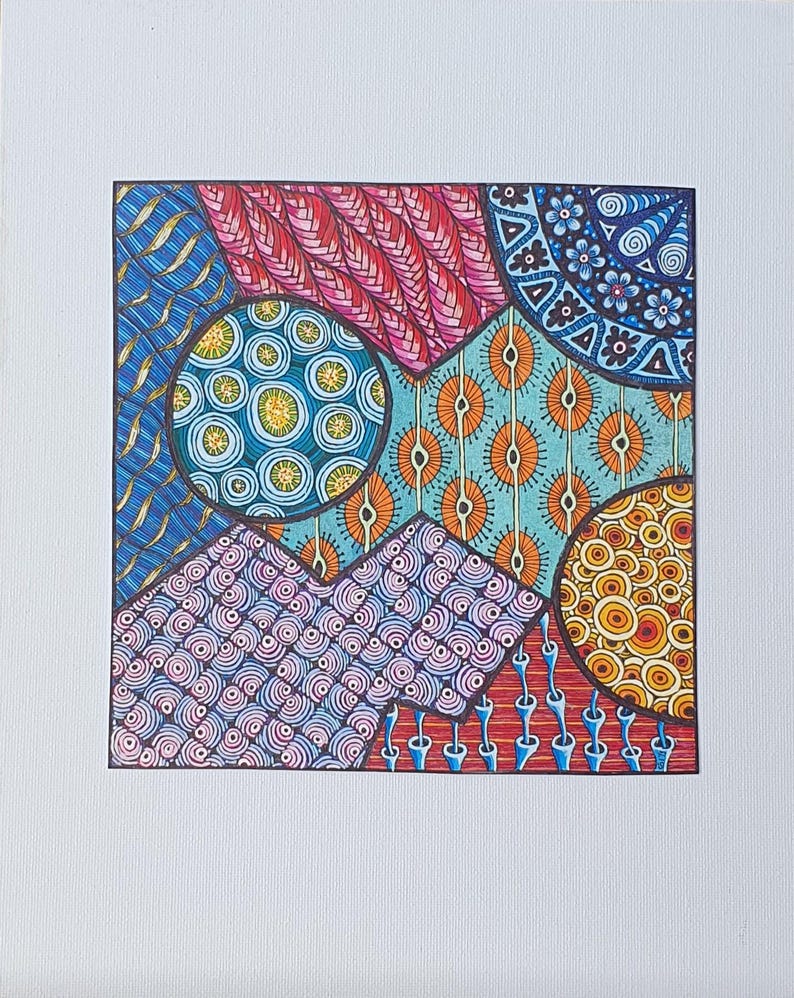 Peut inclure: Un dessin carr&eacute; pr&eacute;sentant un collage de motifs complexes aux couleurs vives, notamment bleu, rouge, orange, violet et jaune. Le design se compose de formes g&eacute;om&eacute;triques, de motifs circulaires, d'&eacute;l&eacute;ments floraux et de lignes textur&eacute;es.