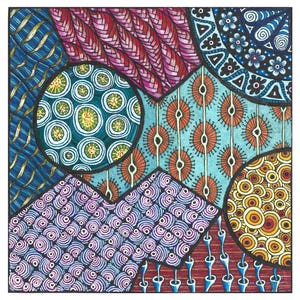 Peut inclure: Un dessin abstrait carré présentant un collage de motifs géométriques. Les sections incluent des lignes ondulées bleues, des textures tressées rouges, des motifs floraux, des cercles bleu sarcelle à centre jaune, des ovales orange et des cercles jaunes.