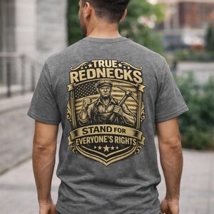Puede incluir: Una camiseta gris con un diseño gráfico en la espalda. El diseño presenta el texto "TRUE REDNECKS" sobre una ilustración de un hombre con un pico, con el texto "STAND FOR EVERYONE'S RIGHTS" debajo.