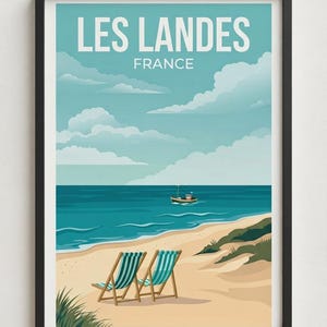 Puede incluir: Un póster de viaje enmarcado que muestra una escena de playa en Las Landas, Francia. La ilustración presenta dos sillas de playa a rayas de color verde azulado y blanco sobre la arena, un pequeño barco en el mar azul y nubes blancas.
