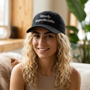 Casquette totalement imprévisible | Casquette de baseball basse, broderie texte, chapeau amusant, cadeau femme/homme, humour, cadeau d'anniversaire, chapeau de soleil, mignon