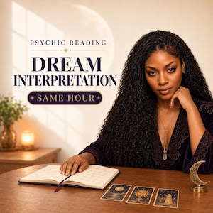 Puede incluir: Un anuncio de servicio de lectura psíquica con el texto PSYCHIC READING DREAM INTERPRETATION SAME HOUR. La imagen muestra un cuaderno abierto, tres cartas del tarot y un adorno de media luna dorada sobre una mesa de madera.