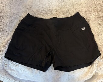 Schwarze Damen-Shorts von Outdoor Research in Größe L mit 3 großen, tiefen Taschen.