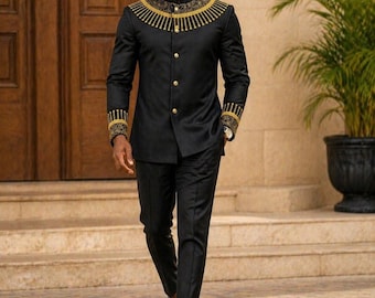 Könnte beinhalten: Ein schwarzes Set aus langärmeliger Jacke und passender Hose mit goldener Stickerei am Stehkragen, an den Schultern und an den Manschetten. Die Jacke hat einen Knopfverschluss mit goldenen Knöpfen und eine strukturierte Passform.