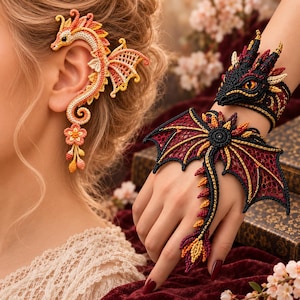 Peut inclure: Une manchette d'oreille en crochet représentant un dragon pêche et jaune avec une fleur, accompagnée d'un bracelet de main en forme de dragon noir, rouge et doré qui entoure le poignet et les doigts avec des détails d'ailes et de queue.