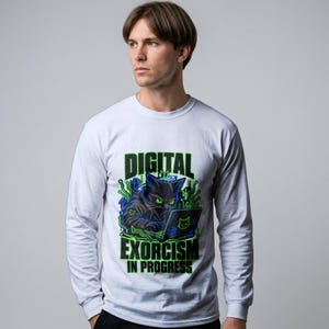 Unisex svart katt hacker långärmad t-shirt digital exorcism cyberpunk neon gröna ögon spelprogrammerare gåva teknikkläder edgy feline mysticism