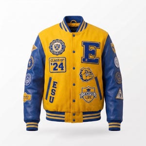 Könnte beinhalten: Eine gelb-blaue Collegejacke mit Knopfleiste sowie gestreiftem Rippstrickkragen, Bündchen und Saum. Die Jacke ist mit verschiedenen gestickten Aufnähern verziert, darunter die Schriftzüge University Athletics, Class of 24, E, ESU und Campus Life.