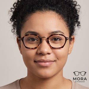 Gafas geométricas, montura hexagonal de titanio con efecto carey, ópticas unisex ligeras de estilo vintage, aptas para lentes graduadas.