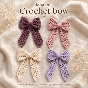 Puede incluir: Cuatro lazos de ganchillo de cola larga en morado oscuro, rosa claro, crema y lavanda. Cada lazo presenta un patrón de punto calado texturizado con dos colas largas y puntiagudas. El texto "long tail Crochet bow" aparece centrado arriba.