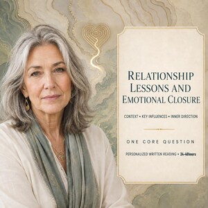 Könnte beinhalten: Eine Person mit schulterlangem grauem Haar trägt einen salbeigrünen Schal und goldene Ohrringe. Daneben steht ein rechteckiges Schild mit der Aufschrift: Relationship Lessons and Emotional Closure, Context • Key Influences • Inner Direction, One Core Question, Personalized Written Reading • 24-48hours.