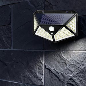 Op de afbeelding: Een zwarte wandlamp op zonne-energie voor buiten met een rechthoekig zonnepaneel aan de bovenkant, een centrale ronde bewegingssensor en drie schuine panelen met talloze kleine witte led-lampjes in een rasterpatroon.