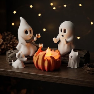 Puede incluir: Dos figuras de fantasmas blancos sentadas sobre un tronco, una sostiene un palo con dos malvaviscos tostados. Una pequeña figura de perro blanco y una pequeña figura de gato blanco están cerca. Una luz central naranja y roja con forma de llama brilla.