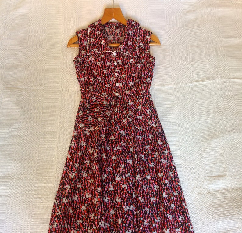 Vintage dress cotton sleeveles 70s handmade V-neck collar floral black red dress size XXS