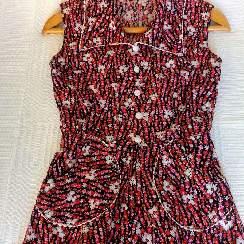 Vintage dress cotton sleeveles 70s handmade V-neck collar floral black red dress size XXS