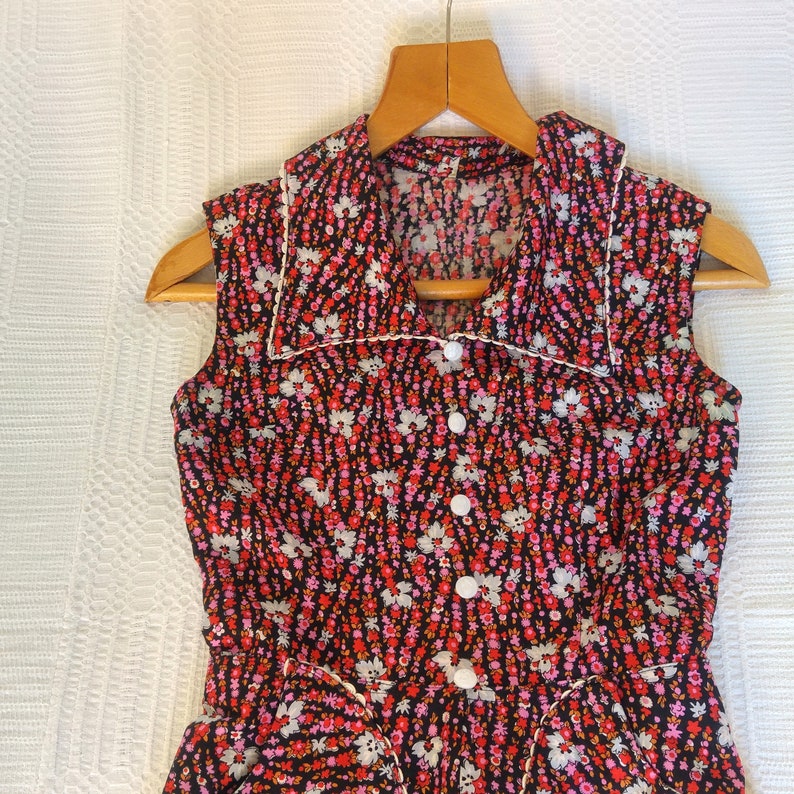 Vintage dress cotton sleeveles 70s handmade V-neck collar floral black red dress size XXS