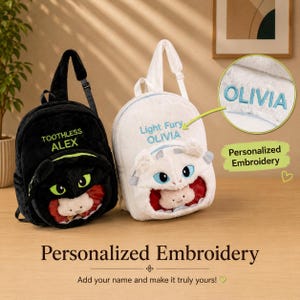 Puede incluir: Dos mochilas de felpa con diseños de personajes. La mochila negra tiene ojos verdes y el texto TOOTHLESS ALEX. La mochila blanca tiene ojos azules y el texto Light Fury OLIVIA. Ambas tienen un bolsillo frontal transparente con un peluche.