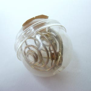 Vintage Metal Coil Thingy Woolworth Gumball Cracker Jack Charm Máquina de Venda Automática Prêmio Novo Estoque Antigo em Cápsula Original