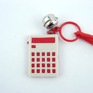 Campana de plástico con calculadora vintage auténtica, roja y blanca, nostálgica, de los años 80, nueva y antigua.