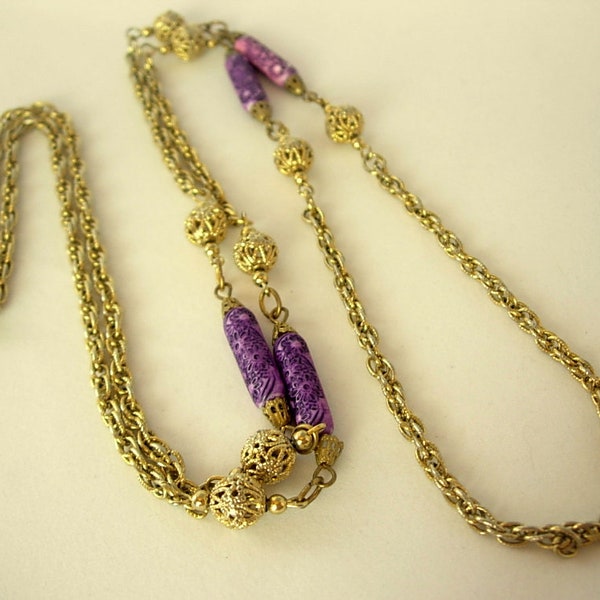 vintage Collier 48 « Long Purple Tube Cylindre Sculpté Floral Or Ton Filigree Perles & Bead Caps Lightweight Gold Tone Chain Single Strand