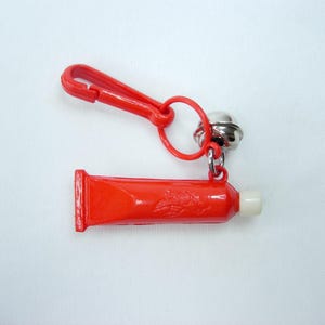 Kunststoff Zahnpasta Tube mit Vogel Design Nostalgisch 80er Jahre Charm Anhänger True Vintage Rot Weiß