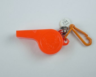 Campana di plastica Charm True Vintage Orange Whistle NOS con Bull Imprint Original Taiwan Tag Retro Kitsch 80s Fad Nostalgic