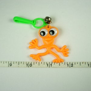 Plastica Bell Charm True Vintage Neon Arancione Strano Googly Eyed Creature Monster Alien 80s Fad Nostalgic immagine 3