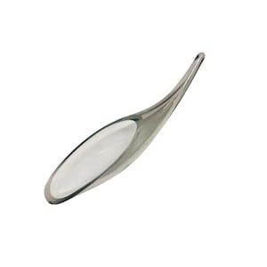 Pode incluir: Uma ferramenta de metal prateado polido com um corpo liso, alongado e em forma de lágrima. O objeto apresenta uma superfície curva e reflexiva que se estreita numa ponta numa das extremidades e contém uma incrustação branca oval e lisa.