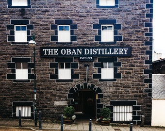 Lámina de whisky con la destilería Oban Scotland