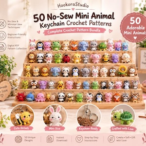 以下が含まれることがあります： HookoraStudioによる「50 No-Sew Mini Animal Keychain Crochet Patterns」というタイトルのデジタルパターンコレクション。画像には、木製の段状スタンドに並べられた50個のカラフルな編みぐるみの動物フィギュアが写っており、円形のインセットにはハチ、ウサギ、クマのキーホルダー、カメの詳細が示されています。