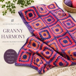Op de afbeelding: Een gehaakte deken met een herhalend granny square patroon in levendige tinten paars, roze en oranje. De tekst op de afbeelding luidt HOOKORASTUDIO, GRANNY HARMONY, CROCHET BLANKET PATTERN, en een cirkelvormig embleem met MODULAR, BEAUTIFUL, TIMELESS.