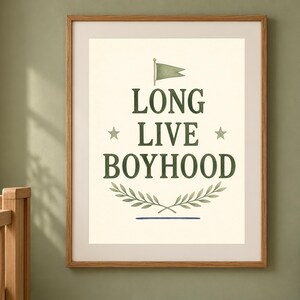 Puede incluir: Una l&aacute;mina art&iacute;stica enmarcada con el texto LONG LIVE BOYHOOD en letras may&uacute;sculas de color verde oscuro. El dise&ntilde;o incluye un peque&ntilde;o icono de bandera verde sobre el texto, dos estrellas a los lados y una ilustraci&oacute;n de rama con hojas.