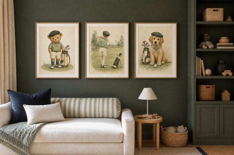 K&ouml;nnte beinhalten: Drei gerahmte Wandbilder mit Aquarellillustrationen eines Teddyb&auml;ren mit Golftasche, einer Person beim Golfschwung auf einem Platz und eines Golden Retriever Welpen mit gr&uuml;ner M&uuml;tze, alle in hellen Holzrahmen pr&auml;sentiert.