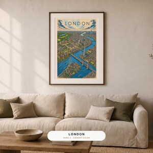Pu&ograve; includere: Una stampa d'arte verticale incorniciata che presenta un'illustrazione aerea di Londra con la parola LONDON stampata in alto. L'opera mostra il fiume Tamigi che serpeggia attraverso la citt&agrave; con acqua blu, parchi verdi e edifici dettagliati in tonalit&agrave; marroni.