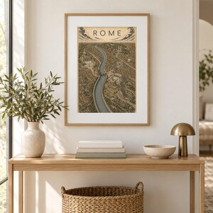 K&ouml;nnte beinhalten: Ein gerahmter Wandkunstdruck mit einer detaillierten, sepiafarbenen Luftaufnahme von Rom, Italien, bei der sich der Tiber durch die Stadt schl&auml;ngelt. Das Wort ROME ist in schwarzen Gro&szlig;buchstaben oben auf dem Vintage-Kartenkunstwerk gedruckt.