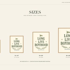 Puede incluir: Una muestra de impresi&oacute;n de arte digital que presenta cuatro p&oacute;steres enmarcados de varios tama&ntilde;os, cada uno con el texto verde oliva 'LONG LIVE BOYHOOD' junto a un icono de bandera, dos estrellas y una corona de laurel sobre fondo crema.