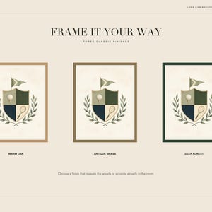 Puede incluir: Tres l&aacute;minas de arte enmarcadas con un escudo que muestra una pelota de golf, una raqueta de tenis y una bandera, rodeados de hojas de laurel. Los marcos se denominan Warm Oak, Antique Brass y Deep Forest. El texto dice FRAME IT YOUR WAY.