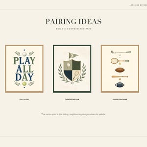 Puede incluir: Tres l&aacute;minas de arte enmarcadas con temas deportivos. La l&aacute;mina de la izquierda muestra el texto PLAY ALL DAY con una pelota de golf y una de tenis. La central muestra un escudo con una bandera. La de la derecha representa diversos equipos deportivos.