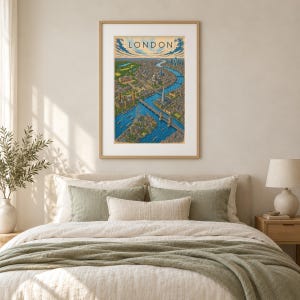 K&ouml;nnte beinhalten: Ein gerahmter vertikaler Kunstdruck mit einer Luftaufnahme von London und dem Wort LONDON am oberen Rand. Das Kunstwerk zeigt die Themse, die sich durch die Stadt schl&auml;ngelt, sowie verschiedene Wahrzeichen, Br&uuml;cken und Geb&auml;ude.
