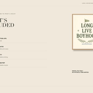 Puede incluir: Una impresi&oacute;n de arte digital con el texto LONG LIVE BOYHOOD en letras verde oscuro, centrado sobre una corona de laurel y bajo un peque&ntilde;o icono de bandera, flanqueado por dos estrellas. El fondo beige incluye una lista de archivos y especificaciones.