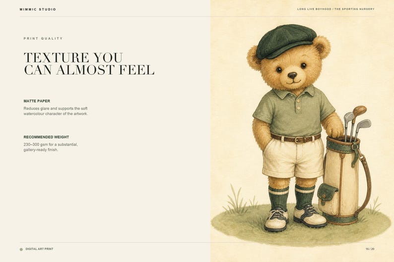K&ouml;nnte beinhalten: Eine Aquarell-Illustration eines Teddyb&auml;ren in einem gr&uuml;nen Poloshirt, beigen Shorts, einer dunkelgr&uuml;nen Schieberm&uuml;tze und Golfschuhen. Der B&auml;r steht neben einer Golftasche mit Schl&auml;gern. Text beinhaltet "MIMMIC STUDIO" und "TEXTURE YOU CAN ALMOST FEEL."