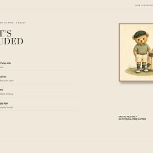 K&ouml;nnte beinhalten: Ein digitaler Kunstdruck mit einem Teddyb&auml;ren in gr&uuml;nem Poloshirt, beiger Shorts und dunkelgr&uuml;ner Kappe, der mit einer Golftasche auf einer Grasfl&auml;che steht. Der Text lautet WHAT'S INCLUDED, HIGH-RESOLUTION JPG, CLASSIC 4:5 RATIO, 300 DPI QUALITY und PRINTING GUIDE PDF.