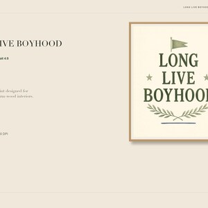 Puede incluir: Una impresi&oacute;n de arte mural enmarcada con el texto LONG LIVE BOYHOOD en letras may&uacute;sculas de color verde oscuro. El dise&ntilde;o incluye un peque&ntilde;o icono de bandera verde sobre el texto, dos estrellas a cada lado de la palabra LIVE y un laurel verde.