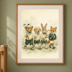Puede incluir: Una l&aacute;mina art&iacute;stica enmarcada con una ilustraci&oacute;n en acuarela de cuatro animales antropom&oacute;rficos con ropa deportiva. Un oso de peluche con un palo de golf, un cachorro, un conejo con una raqueta de tenis y un zorro con una pelota azul.